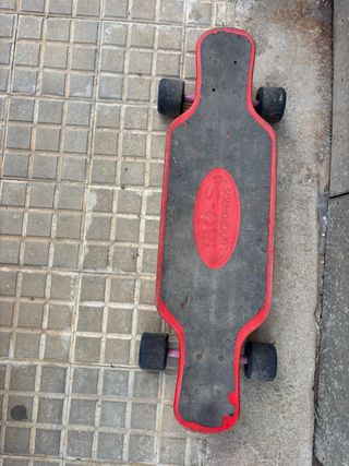 Longboard flexible rojo y negro.