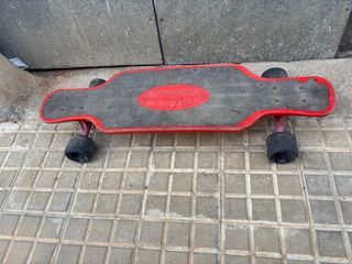 Longboard flexible rojo y negro.