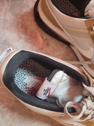 Zapatillas Nike Talla 40.5 Doradas y Blancas