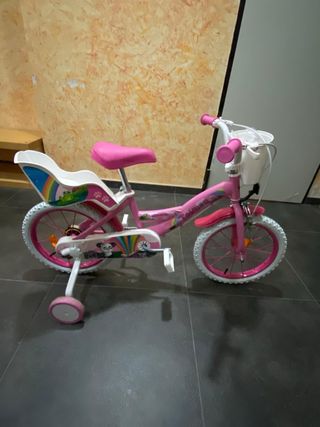 Bicicleta infantil rosa con ruedines