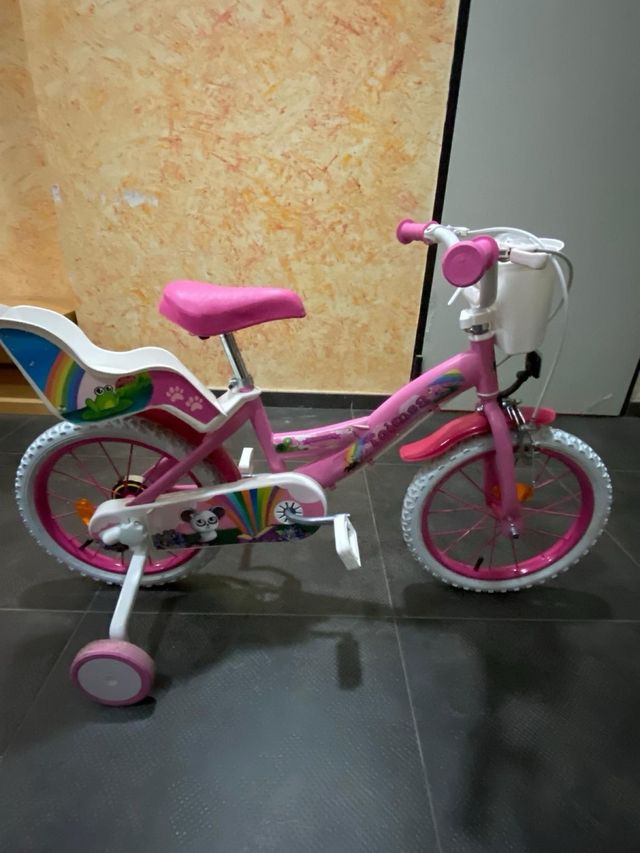 Bicicleta infantil rosa con ruedines