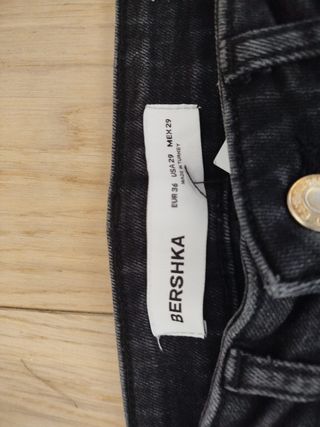 Pantalón vaquero negro Bershka con pintura