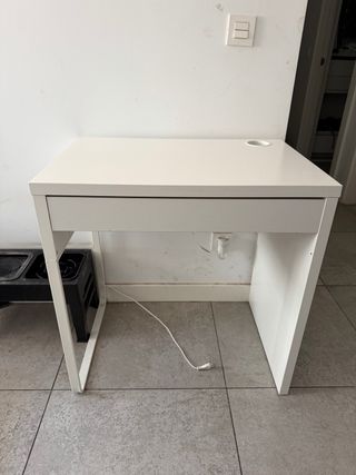 Escritorio blanco con cajón