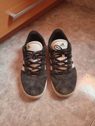Zapatillas Adidas Negras y Blancas