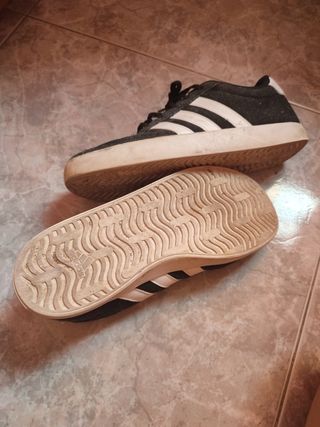 Zapatillas Adidas Negras y Blancas