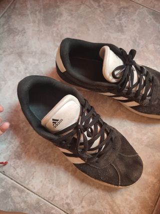 Zapatillas Adidas Negras y Blancas
