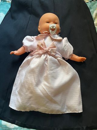 Muñeca bebé con vestido rosa