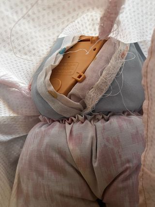 Muñeca bebé con vestido rosa