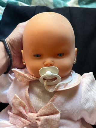 Muñeca bebé con vestido rosa