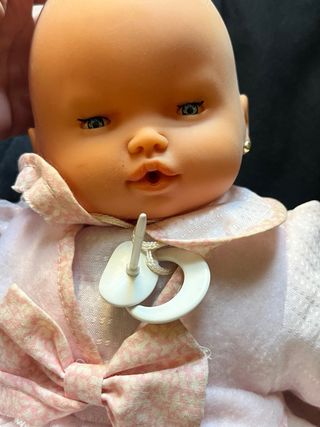 Muñeca bebé con vestido rosa