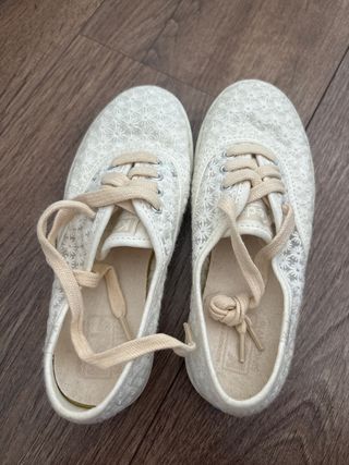 Zapatillas niña encaje blanco y beige
Talla 31