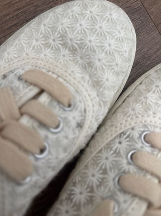 Zapatillas niña encaje blanco y beige
Talla 31