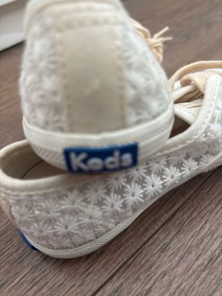 Zapatillas niña encaje blanco y beige
Talla 31
