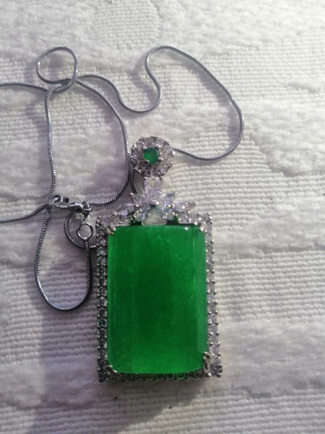 Pendente calcedonio di Myanmar