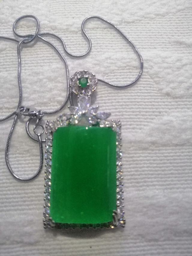 Pendente calcedonio di Myanmar