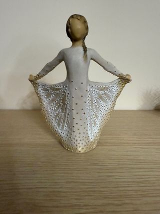 Bambola Willow Tree danzante vestito oro