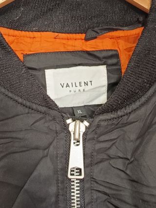 Chaqueta bomber negra con detalles naranjas