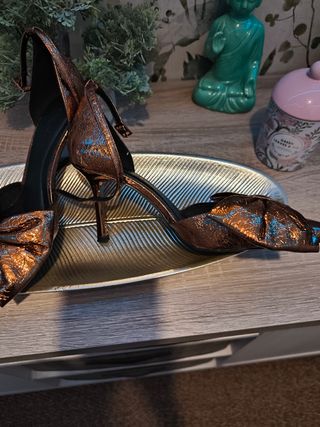 Zapatos dorados de tacón con lazo