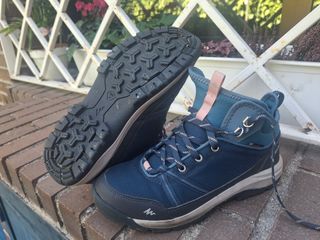 Botas montaña Quechua unisex azul y rosa