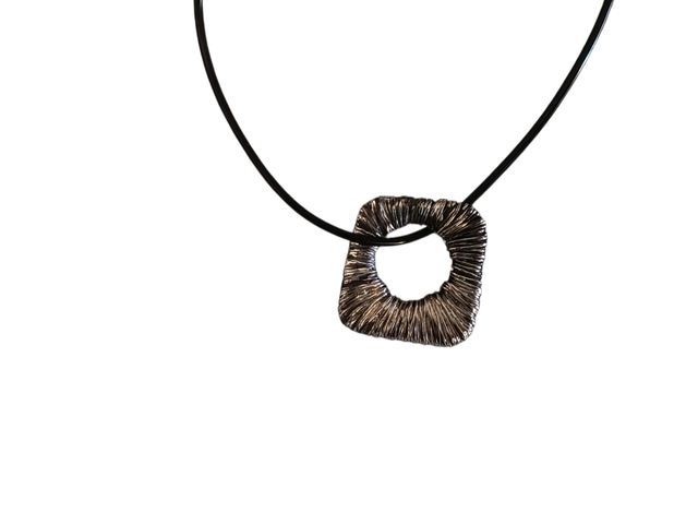 Ciondolo geometrico + cordino regolabile, nuovo