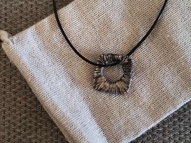 Ciondolo geometrico + cordino regolabile, nuovo