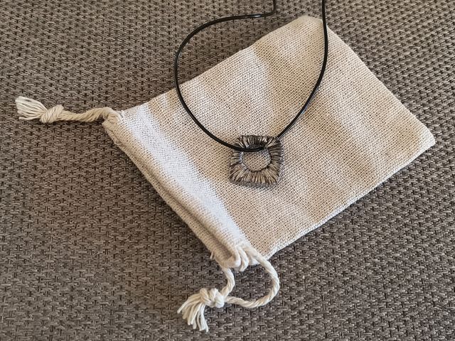 Ciondolo geometrico + cordino regolabile, nuovo