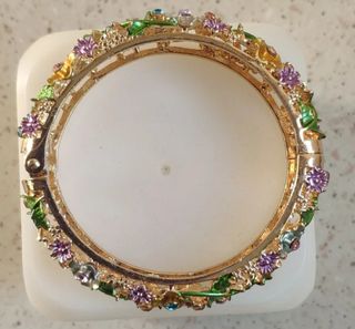 Pulsera dorada con flores y piedras