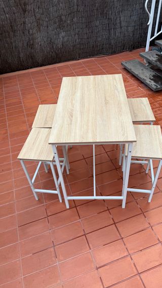 Mesa alta y 4 taburetes