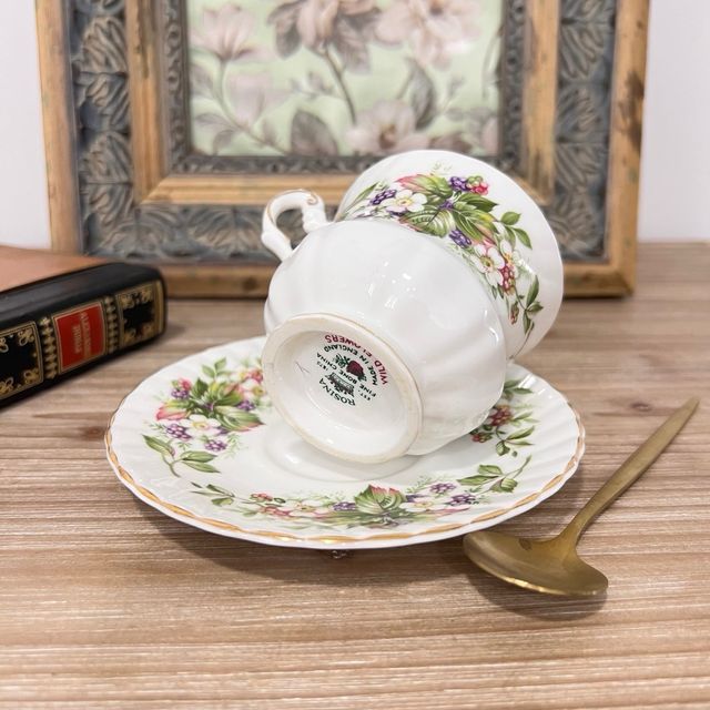 Taça e prato de porcelana inglesa Rosina