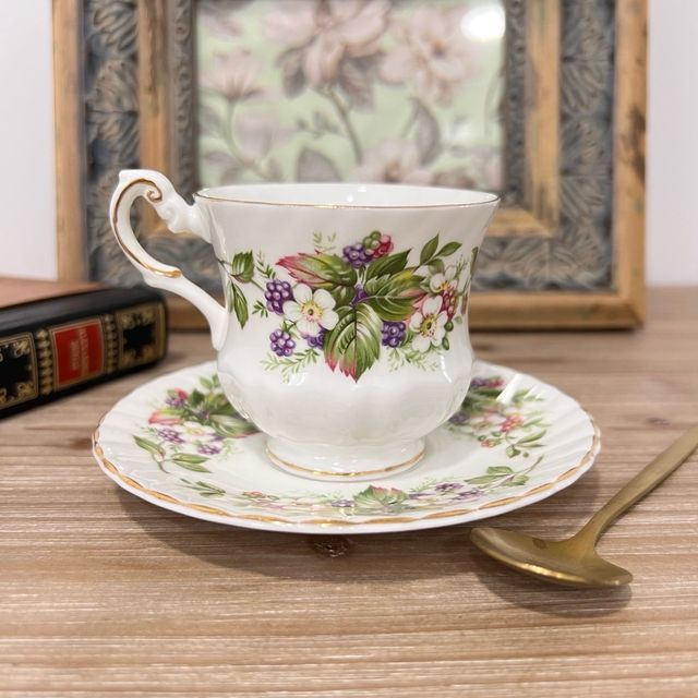 Taça e prato de porcelana inglesa Rosina