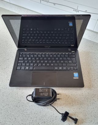 Portátil Asus Negro. Sólo funciona conectado a Red