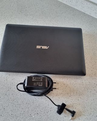 Portátil Asus Negro. Sólo funciona conectado a Red
