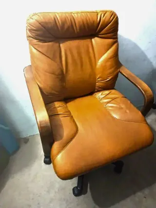 Silla de oficina de cuero marrón