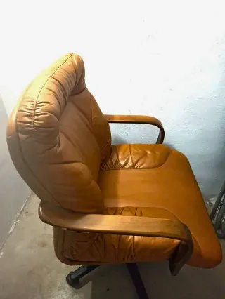 Silla de oficina de cuero marrón