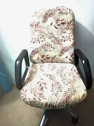 Silla de oficina de cuero marrón
