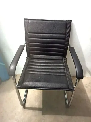 Silla de oficina de cuero marrón