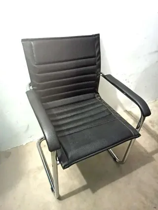 Silla de oficina de cuero marrón