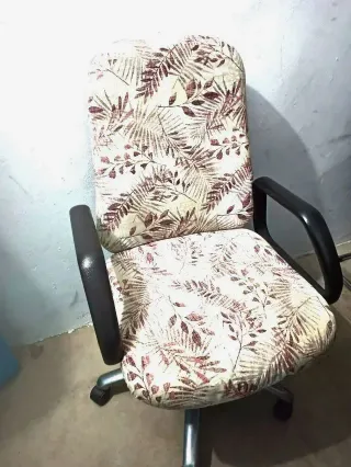 Silla de oficina de cuero marrón