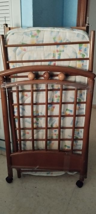 Cuna de madera con colchón