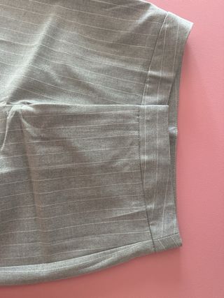 Pantalones Stradivarius grises raya diplomática T.