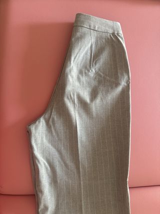 Pantalones Stradivarius grises raya diplomática T.