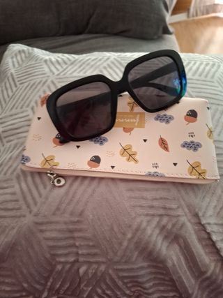 Gafas de sol negras con estuche