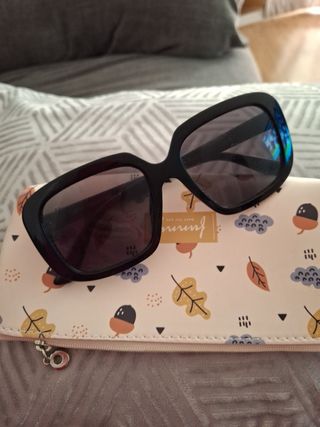 Gafas de sol negras con estuche