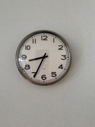 Reloj de pared Ikea plateado