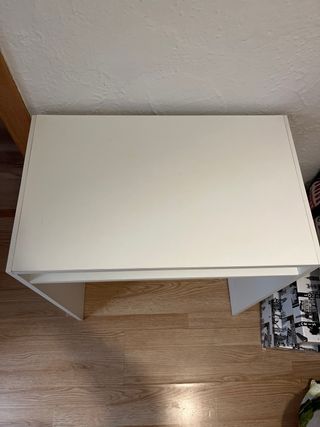 Escritorio blanco con estante