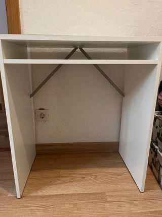 Escritorio blanco con estante