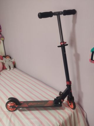 Patinete infantil negro y rojo