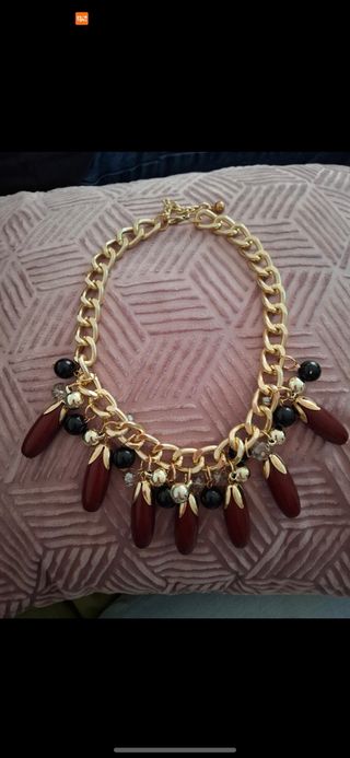 Collar dorado con colgantes de otoño