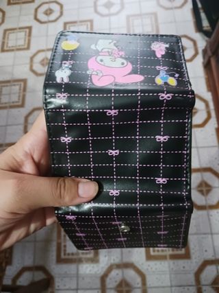 Portafoglio nero con dettagli rosa