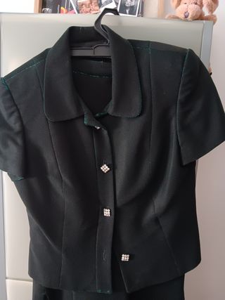 Conjunto chaqueta y falda negro con tornasol verde